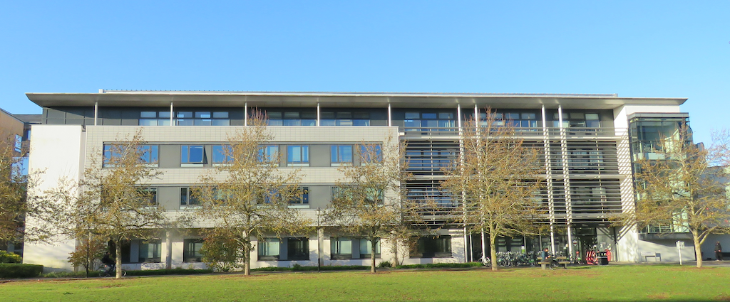 Photo of the Zeeman buildig, a wide four-storey concrete-and-glass university building